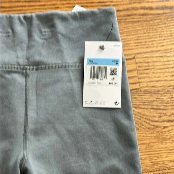 Girls Nike Gray Leggings for Active Comfort - Picture 2 of 4